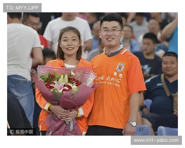 场边球迷求婚成功，比赛暂停片刻获祝福