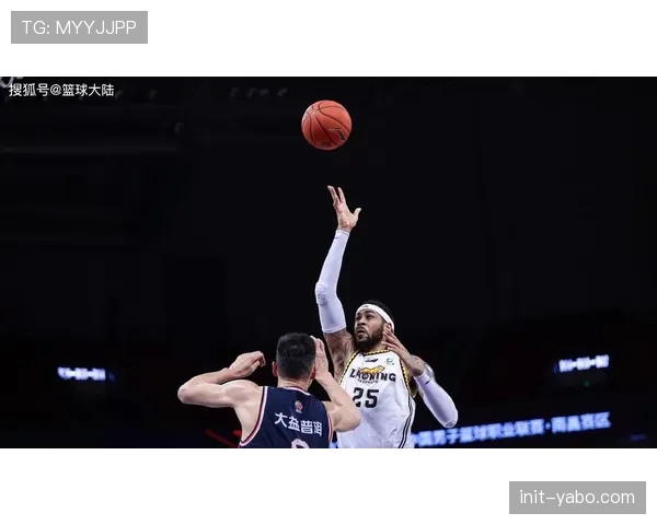 威姆斯突破隔扣莫兰德，点燃广东队替补席